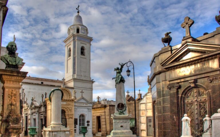 Qué Ver En El CEMENTERIO de la RECOLETA + Visitas Guiadas [2025]
